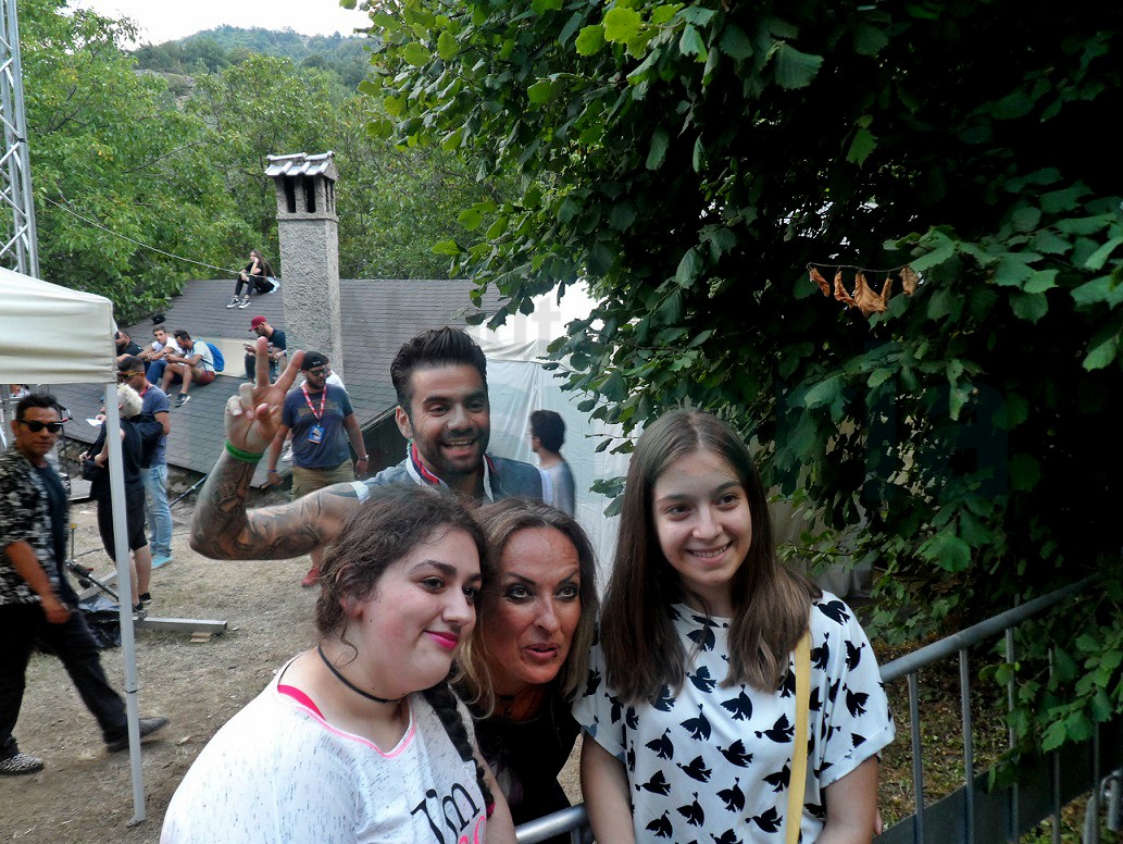 marantinis_photobomb